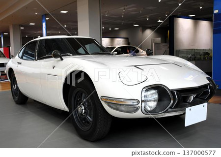 展廳裡陳列著跑車 展廳裡陳列著跑車 137000577