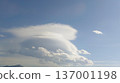 藍天中漂浮的莢狀雲的風景背景全景素材 137001198