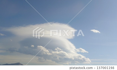 藍天中漂浮的莢狀雲的風景背景全景素材 137001198