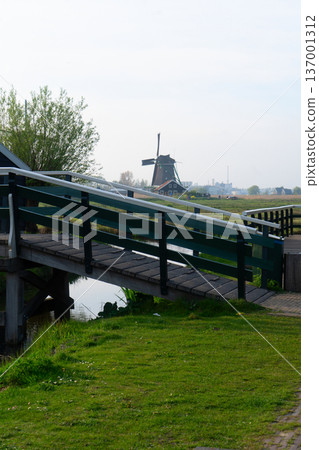 skyline of old town Zaanse Schans 137001312