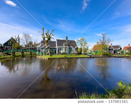 skyline of old town Zaanse Schans 137001381