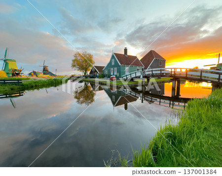 skyline of old town Zaanse Schans 137001384