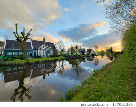skyline of old town Zaanse Schans 137001386