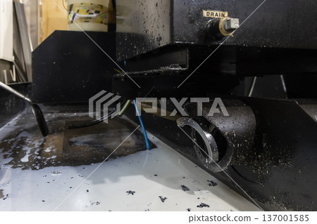 Cutting oil (coolant) and cutting chips used in metal processing 137001585