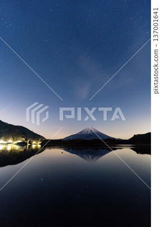 (Yamanashi Prefecture) A starry sky and Mount Fuji as seen from Lake Shoji 137001641