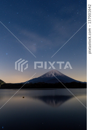 (Yamanashi Prefecture) A starry sky and Mount Fuji as seen from Lake Shoji 137001642