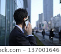 商人在辦公室鎮打電話 137001646
