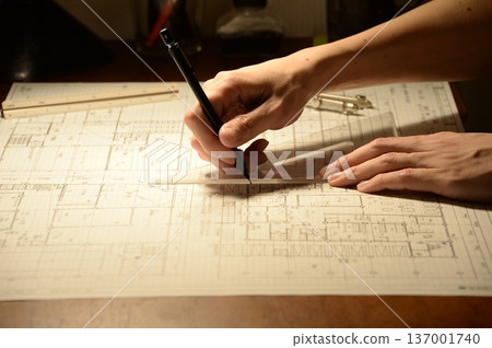 日本建築師在夜間繪製建築圖的手 日本建築師在夜間繪製建築圖的手 137001740