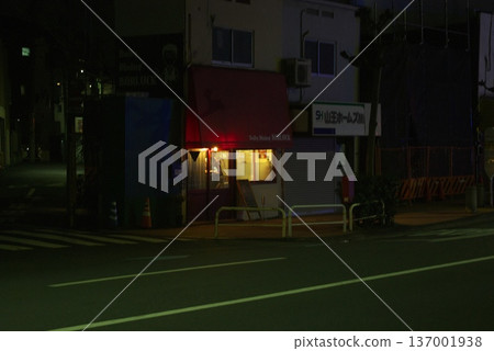 夜幕降臨,東京大田區山王街角一家紅頂餐廳的外景。 夜幕降臨,東京大田區山王街角一家紅頂餐廳的外景。 137001938