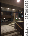 夜間公寓入口和樓梯 137001939