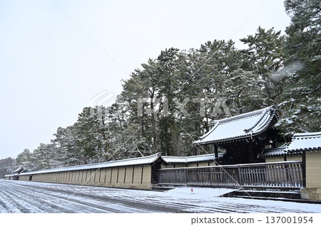 View of Kyoto Gyoen on a snowy day 137001954