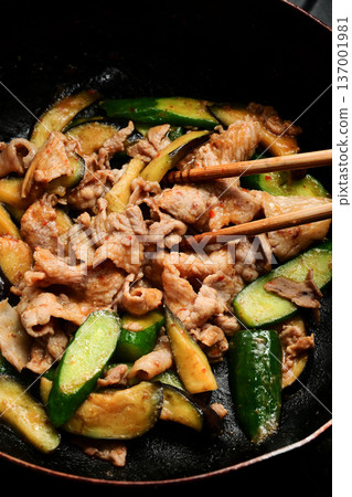 Cooking scene of stir-fried eggplant, cucumber, and pork with spicy miso 137001981