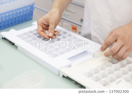 藥劑師在藥局配發處方藥 藥劑師在藥局配發處方藥 137002300