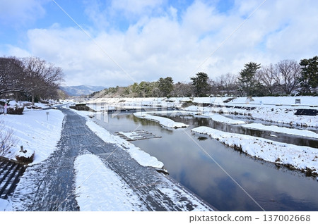 從京都北大路橋上眺望白雪皚皚的鴨川 從京都北大路橋上眺望白雪皚皚的鴨川 137002668