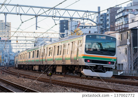 [Tokaido Main Line] A local train passing through the streets of Omori early in the morning 137002772