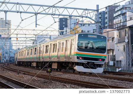 【東海道本線】清晨,一列地方列車駛過大森的街道。 【東海道本線】清晨,一列地方列車駛過大森的街道。 137002773