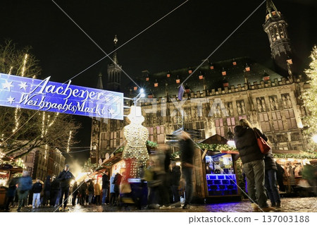 Christmas Market in Aachen, Germany: Night view of the World Heritage Site Aachen Cathedral Christmas Market in Aachen, Germany: Night view of the World Heritage Site Aachen Cathedral 137003188