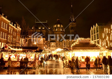 Christmas Market in Aachen, Germany: Night view of the World Heritage Site Aachen Cathedral Christmas Market in Aachen, Germany: Night view of the World Heritage Site Aachen Cathedral 137003190