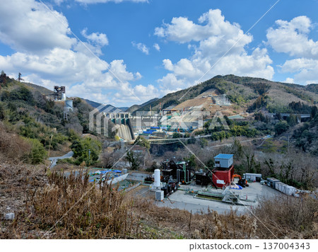 新丸山大壩施工現場的施工設備 137004343