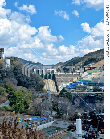 新丸山大壩施工現場的施工設備 137004349