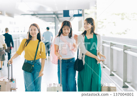 Three women at the airport heading off on an overseas trip. (Photography cooperation: Kansai International Airport (KIX)) Three women at the airport heading off on an overseas trip. (Photography cooperation: Kansai International Airport (KIX)) 137004801