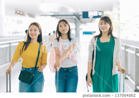 三位女性在機場準備出國旅行（攝影合作：關西國際機場（KIX）） 137004802