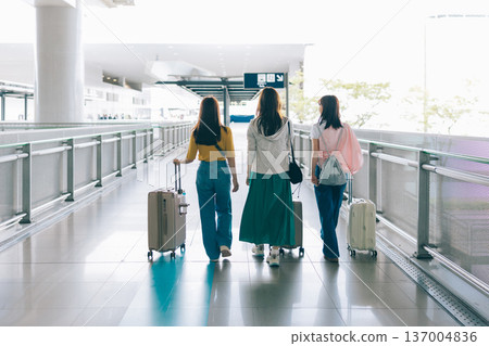 三位女性在機場準備出國旅行（攝影合作：關西國際機場（KIX）） 137004836