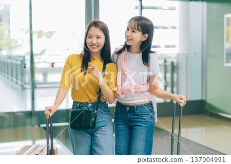 兩名女子抵達機場。 （圖片由關西國際機場（KIX）提供） 137004991