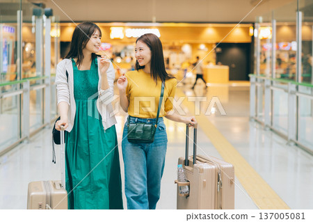 兩名女子在機場內走動（照片由關西國際機場（KIX）提供） 137005081