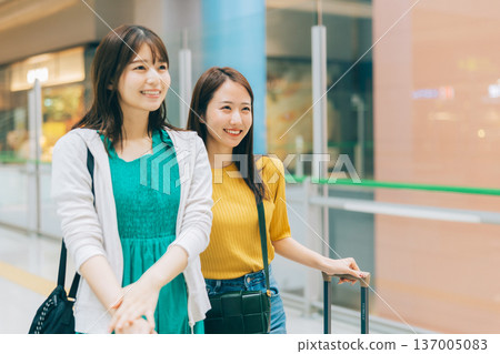 兩名女子在機場內走動（照片由關西國際機場（KIX）提供） 137005083