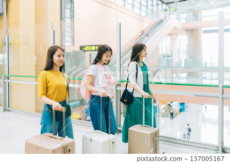 三位女性在機場內走動(照片由關西國際機場(KIX)提供) 三位女性在機場內走動(照片由關西國際機場(KIX)提供) 137005167