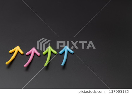 Black background and four upward arrows - an upward image 137005185