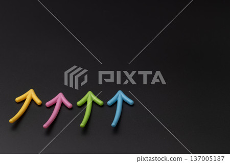 Black background and four upward arrows - an upward image Black background and four upward arrows - an upward image 137005187