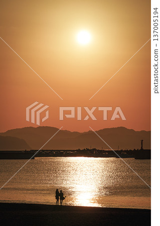 江之島迎來了春天——清晨,人們在東濱海灘眺望大海 江之島迎來了春天——清晨,人們在東濱海灘眺望大海 137005194