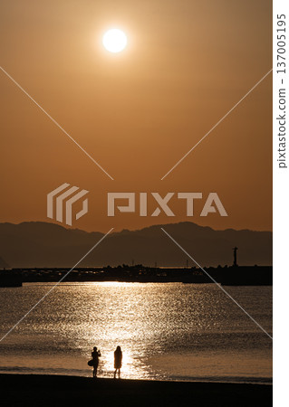 江之島迎來了春天——清晨,人們在東濱海灘眺望大海 江之島迎來了春天——清晨,人們在東濱海灘眺望大海 137005195