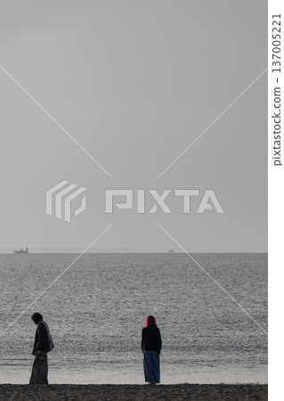 江之島迎來了春天——清晨,人們在東濱海灘眺望大海 江之島迎來了春天——清晨,人們在東濱海灘眺望大海 137005221