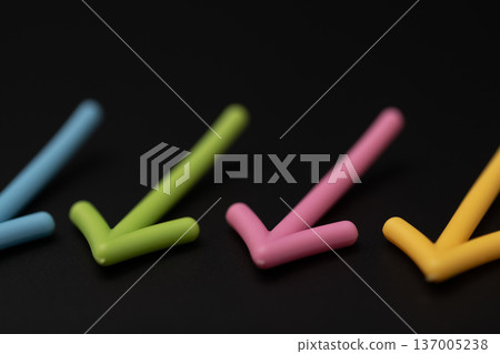 黑色背景和向下箭頭的庫存照片 - 向下圖像 黑色背景和向下箭頭的庫存照片 - 向下圖像 137005238