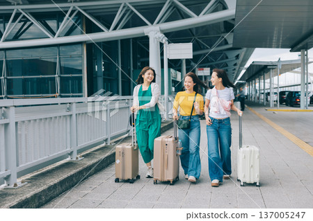 三位女士抵達機場，開始她們的旅程。 （圖片由關西國際機場（KIX）提供） 137005247