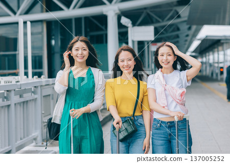 Three women arriving at the airport on their trip. (Photography provided by Kansai International Airport (KIX)) Three women arriving at the airport on their trip. (Photography provided by Kansai International Airport (KIX)) 137005252