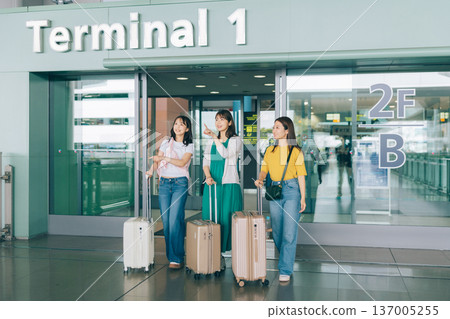 三位女士抵達機場,開始她們的旅程。 (圖片由關西國際機場(KIX)提供) 三位女士抵達機場,開始她們的旅程。 (圖片由關西國際機場(KIX)提供) 137005255