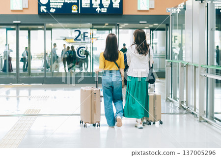 兩名女子在機場內走動(照片由關西國際機場(KIX)提供) 兩名女子在機場內走動(照片由關西國際機場(KIX)提供) 137005296