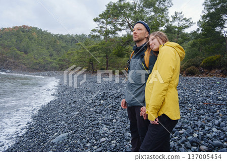 Couple enjoys Turkish coastline on winter season 137005454