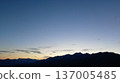 黃昏時分的靛藍色天空和山脈輪廓 137005485