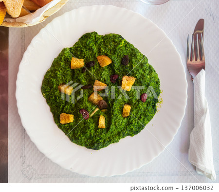 Creamed spinach with raisins and croutons Creamed spinach with raisins and croutons 137006032