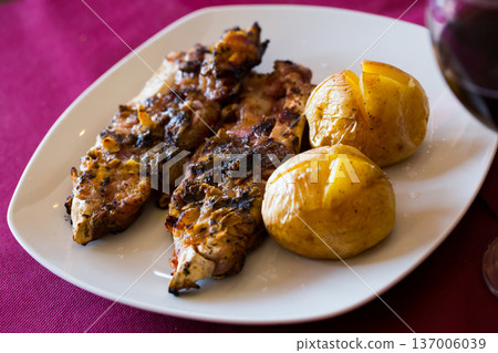 Grilled pettitoes with baked potatoes Grilled pettitoes with baked potatoes 137006039