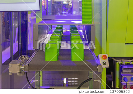Green Plastic Tubs Conveyor Green Plastic Tubs Conveyor 137006863