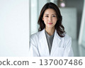 A woman in a white coat 137007486