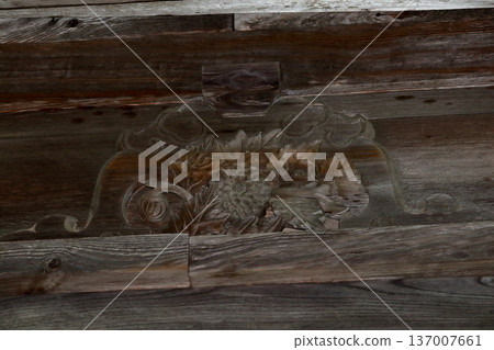 Romantic Ibaraki (Peony flowers symbolizing happiness carved into the back of a large thatched roof) Manpukuji Temple, Namegata City Romantic Ibaraki (Peony flowers symbolizing happiness carved into the back of a large thatched roof) Manpukuji Temple, Namegata City 137007661