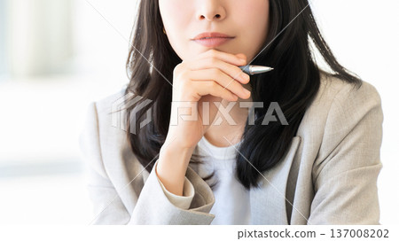 一位正在用筆思考的女性/女商人 137008202