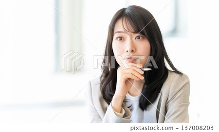 一位正在用筆思考的女性/女商人 137008203